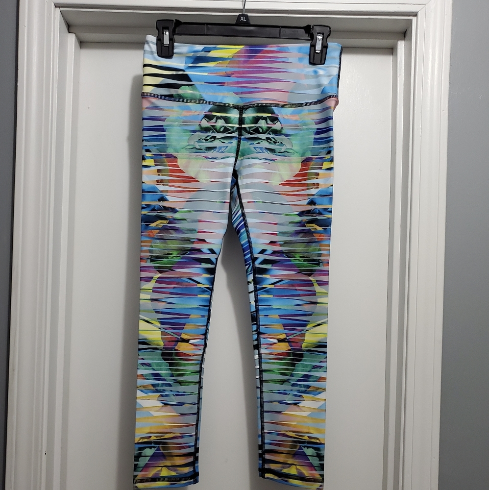 Noli yoga floral stripe capri leggings